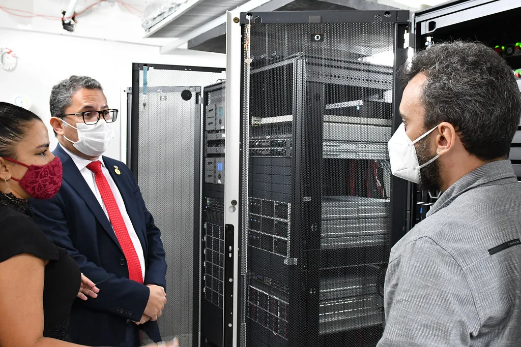 数据存储与服务器设备场景：PGJ visita obra de implantação do novo Data Center do MPPE