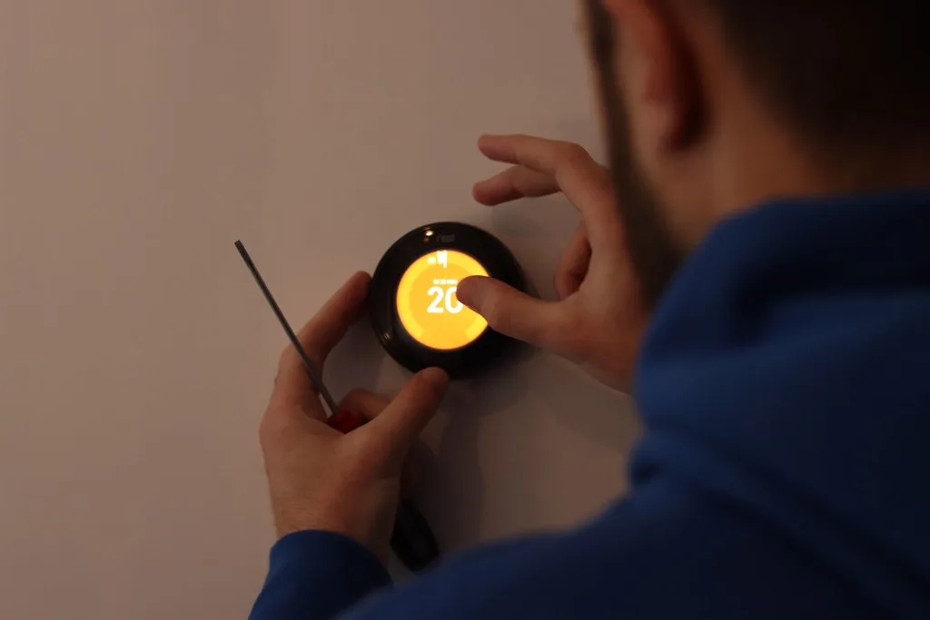 智能家居与自动化场景：Nest smart thermostat switched on (Creative commons by https://heatable.co.uk/)