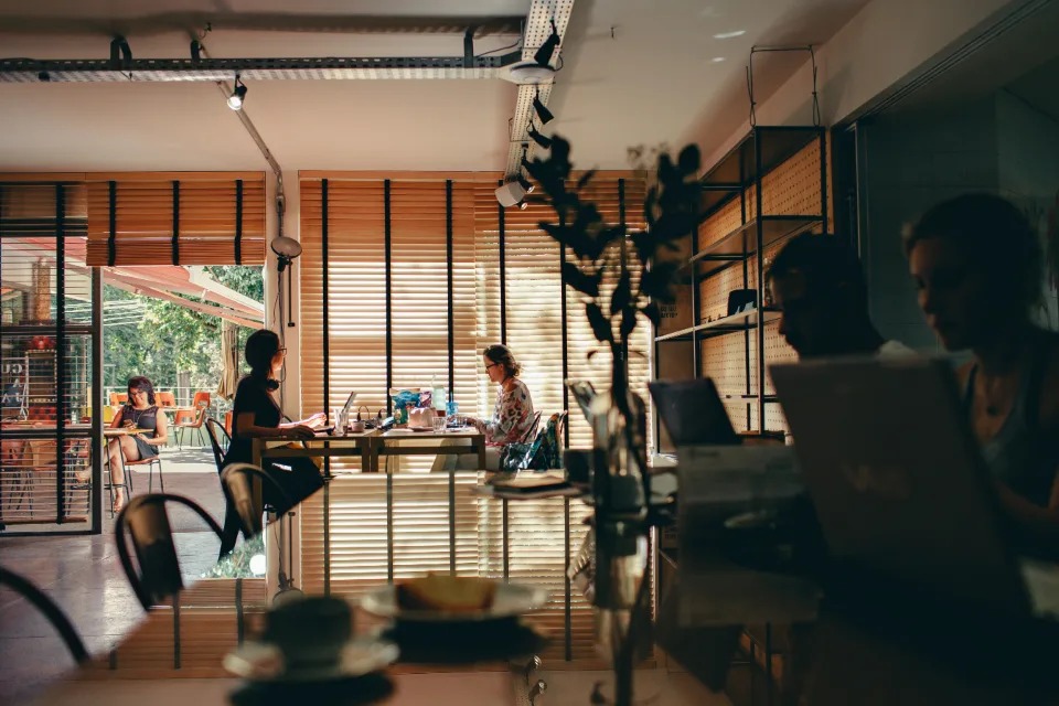 技术服务与办公场景：Woman Working