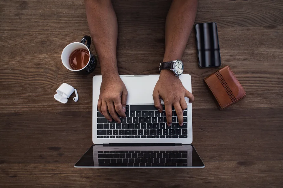 网站与移动应用建设场景：Top Laptop